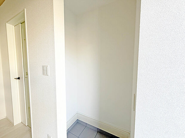 【【シューズインクローゼット】】靴だけでなく、ベビーカーや遊び道具なども一緒に収納できます。扉があるので、来客があってもプライバシー性のある収納となっています。