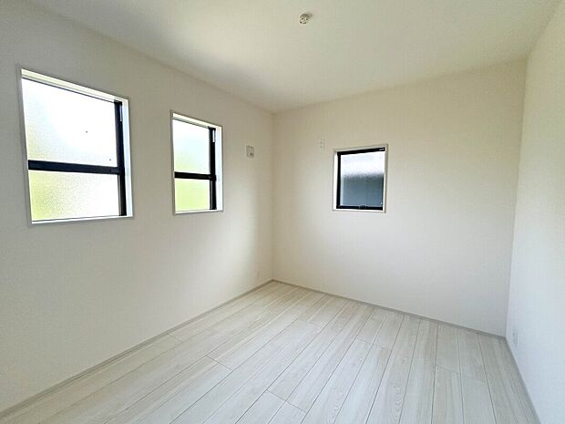 【【Room:1号棟】 】全居室2面採光になっており、陽当たり・通風良好で心地よい空気が流れてきやすい設計になっています。