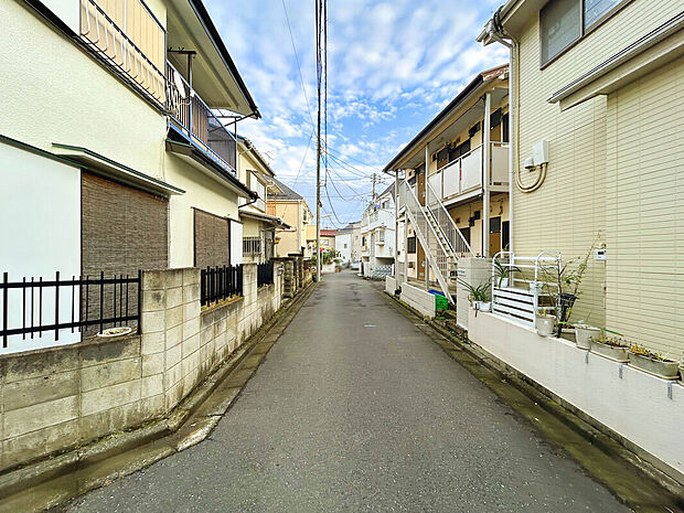 【【前面道路】】幼稚園や保育園、小中学校まで徒歩9分にあるため、共働きの子育て世帯でも安心して暮らせます。