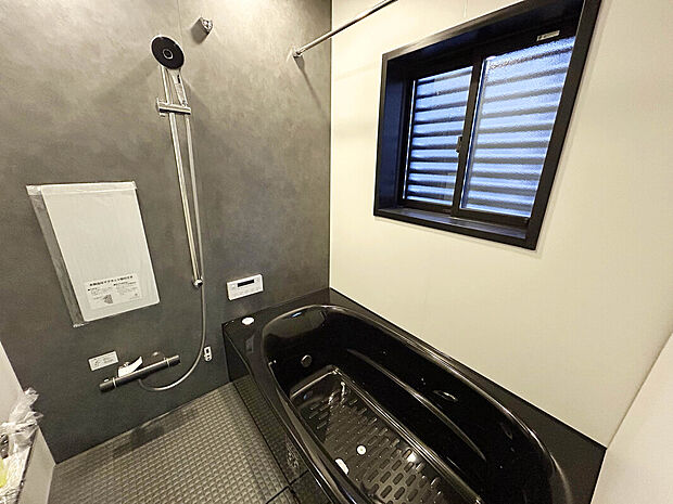 【【Bath Room】】自動洗浄機能付き浴槽。浴槽角の穴に洗剤を入れ、蓋をするだけ!底のスプリンクラーでお湯で予備洗浄~すすぎ洗い。お風呂掃除いらずで日々の家事負担を軽減!