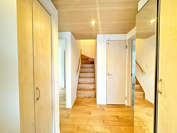 【【Entrance】】木目調で木のぬくもりを感じられるゆとりある玄関ホール。
靴だけでなく、ベビーカーや遊び道具なども一緒に収納できます。扉があるので、来客があってもプライバシー性のある収納となっています。