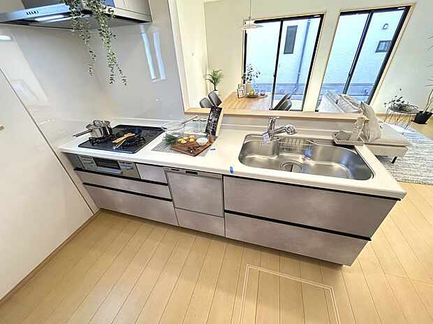 【【Kitchen】 F号棟】あると便利な食洗器搭載キッチン。手洗いの時間や労力を大幅に削減でき、家事の効率化が図れ、空いた時間に他の作業やのんびり家族との時間が増えます。