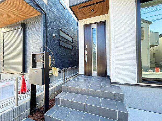 【【Entrance:2号棟】】TVモニター付きインターホンのため来訪者の顔を見ながら対応が可能。