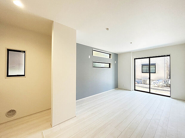 【【LDK 13帖:2号棟】】カースペースに車を駐車することで外から様子が伺いにくくなります。