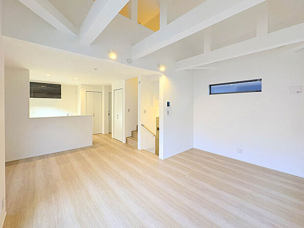 【【LDK:17帖】】3面採光のLDK。窓多く備わっており、常に心地よい日差しが入り込んできます!