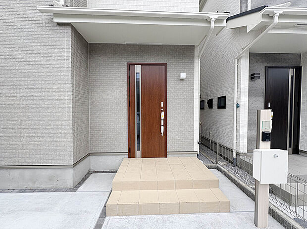 【【Entrance:B号棟】】コンビニ徒歩5分、スーパーや百円均一ショップが入った複合商業施設「フレスポ府中」まで徒歩9分と気軽に利用しやすい徒歩圏内に買い物施設が点在している暮らしやすい環境。