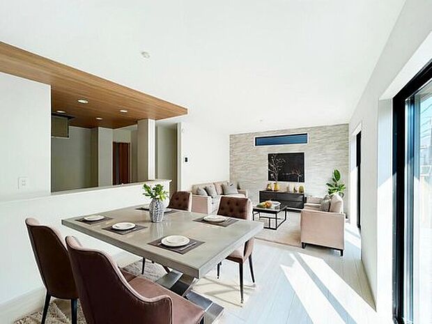 【【施工例:LDK】】キッチン・洗面ルーム・バスルームなどの水周りが同じ階にあるため、家事効率が良くなります!ふと思ったときすぐ家事を行えるので階段の往復がなくなるのもメリット。