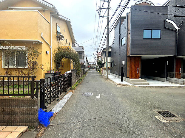 【【前面道路】】スーパーやコンビニなど商業施設が徒歩9分圏内にあり、日々のお買い物や休日のまとめ買いなども行き来しやすい距離で便利な住環境です。