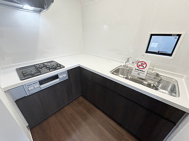 【【Kitchen:1号棟】】L型キッチンにより、キッチン内での作業動線が短く、作業スペースが取れるメリットがあります!