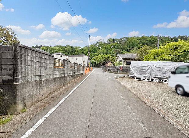 【【現地外観】】最寄り駅「箱根ヶ崎」駅まで車で約9分、自転車で約11分で利用できる立地。「三井アウトレットパーク入間」や「イオンモールむさし村山」などの大型商業施設が車で約19分圏内に点在している住環境