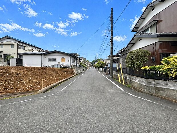【【現地外観】】ゆとりある敷地なので車2台以上駐車できるプランを組むことができます。参考プランでは南側にスペースを設けて陽当りも確保