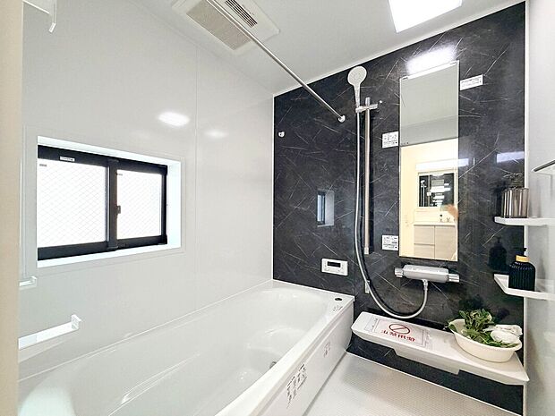 【 【施工例：Bath Room】】足を伸ばしてゆったりと浸かれるのはもちろん、洗い場も広さがあるので立ったりしゃがんだりする動作もスムーズに行えます。