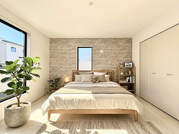 【【施工例：Room】】アクセントクロスでおしゃれな空間。
デザイン性だけでなく、空間の広がりも感じられる設計となっています。