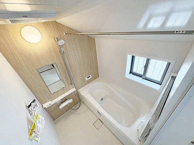 【【Bath Room】】1坪タイプのバスルーム。足を伸ばしてゆったりと浸かれるのはもちろん、洗い場も広さがあるので立ったりしゃがんだりする動作もスムーズに行えます。