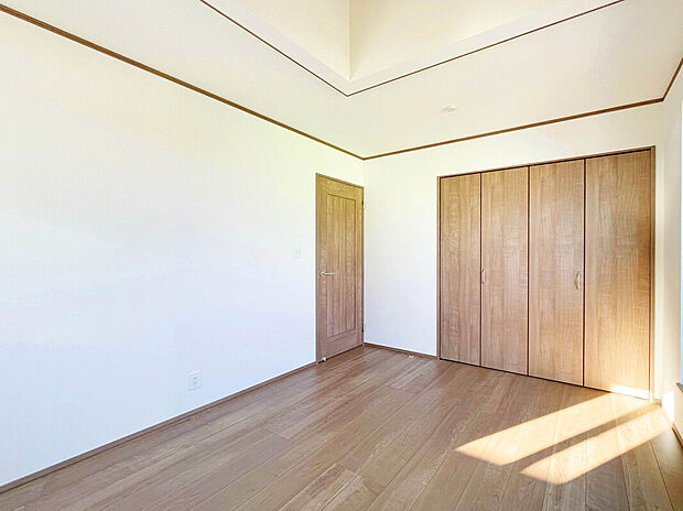 【【施工例：Room】】駅付近には「クイーンズ伊勢丹」や「ブロードスクエア仙川」などの買い物施設が充実。徒歩4分地には「いなげや」があり、気軽に買い物へ出かけることができます。