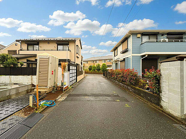 【【外観：5月下旬撮影】】甲州街道にすぐアクセスできる立地ながら、交通量の少ない道路に面しているため、落ち着いた雰囲気で暮らすことができます。