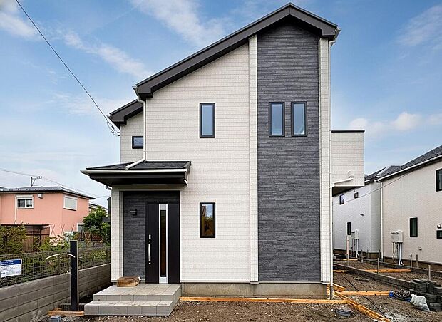 【【外観:A号棟】】LDK14帖超の3LDKプラン!水回りが集約されており、家事効率を考えられた設計。ふと思ったときすぐ家事を行えるので面倒な階段の往復がなくなるのもメリットです。