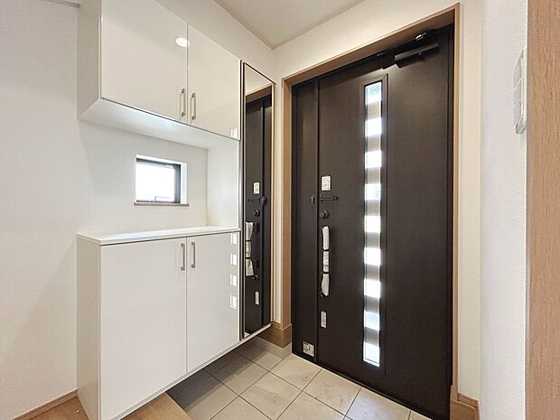 【【施工例:Entrance】】鏡面仕上げのシューズが備わっており、お出掛け前に髪型や服装をチェックできます。