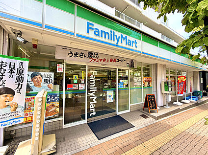 ファミリーマート市ヶ尾駅北口店 400ｍ(徒歩5分)