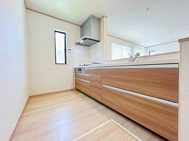 【【施工例：Kitchen】】開放感あるカフェスタイルのおしゃれなフルオープンキッチン採用！リビング全体が見渡せられるので、子供の様子を見ながら、家族との会話を楽しみながら料理ができます！