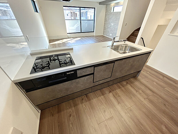 【【建物プラン例：Kitchen】】開放感あるカフェスタイルのおしゃれなフルオープンキッチン採用！リビング全体が見渡せられるので、子供の様子を見ながら、家族との会話を楽しみながら料理ができます！