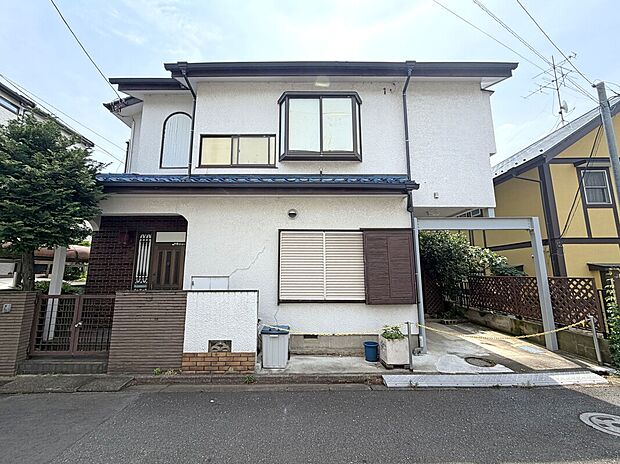 【【外観：現況古家あり】】京王線「調布」駅から都心である「新宿」駅まで直通22分ほどで行くことも可能。通勤・通学利便の良い立地。