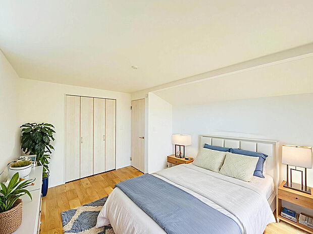 【【施工例：Room】】ウォークインクローゼットやシューズインクローゼットなどの大容量収納が豊富に備わったプラン。生活と共に増えていくモノの収納・管理がしやすく、快適な住空間を保ちやすくなっています。