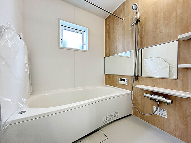 【【Bath Room:1号棟】】1坪タイプのバスルーム。足を伸ばしてゆったりと浸かれるのはもちろん、洗い場も広さがあるので立ったりしゃがんだりする動作もスムーズに行えます。