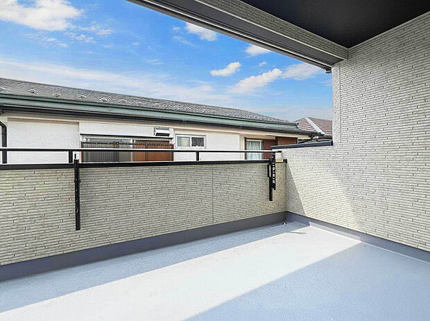 【【Balcony:3号棟】】急な天候の変化にも対応可能なスペースが付いたインナーバルコニー仕様。靴などの小物を干すスペースとして、プランター栽培などのちょっとした趣味のスペースとしての活用も可能です。
