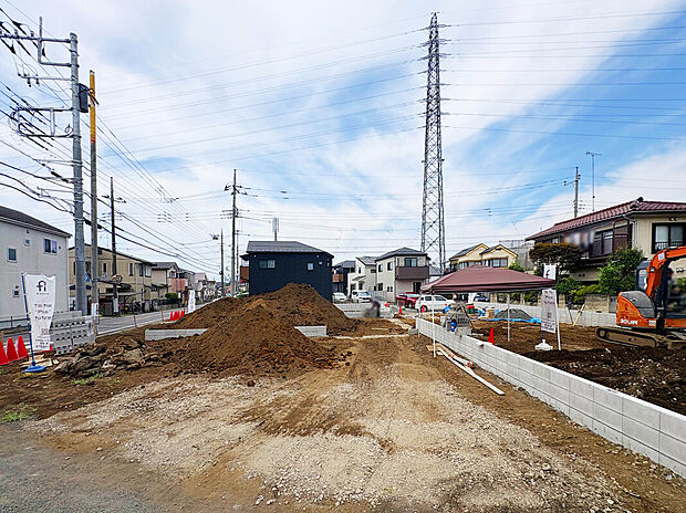 【【外観:7月下旬撮影】】周辺は低層住宅が広がる穏やかな街並み。教育施設や商業施設も近くに点在している住環境。車通りも比較的少なく、静かで安心感のある暮らしが実現できそうです。