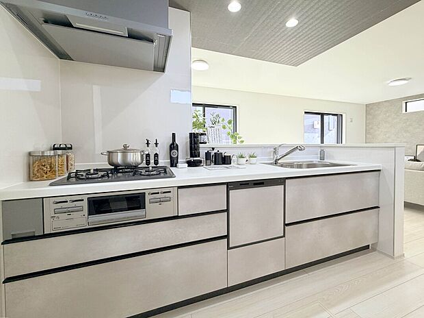 【【建物プラン例:Kitchen】】食洗器搭載システムキッチンを採用可能!折下天井を採用し、デザイン性と空間の広がりを兼ね備えたこだわり設計。