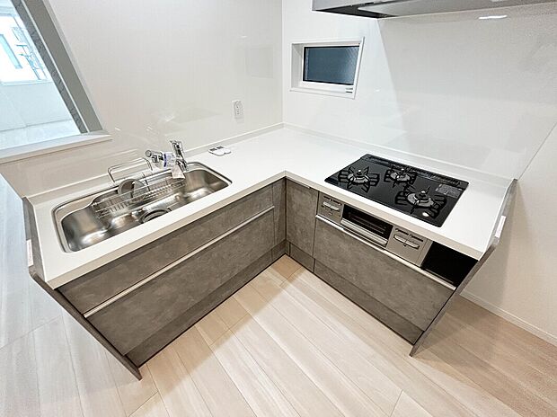 【【Kitchen】】キッチン内での作業動線が短く、作業スペースが取れるL字型キッチン。