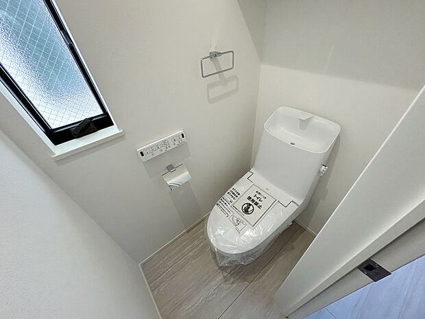 【【施工例:Toilet】】各階にトイレがあるプランニングを採用可能。朝慌ただしい時間帯に混む心配が減ります。わざわざトイレのために階段を昇り降りをせずに済みます。