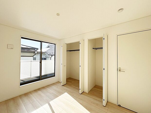 【【施工例:Room】】住まい周辺は低層住宅が並んでおり、落ち着いた街並みが広がる穏やかな住環境。自然豊かな公園も徒歩圏内に点在しており、子育て世帯でも安心な住環境!商業施設や教育施設も徒歩圏内に揃った環境!