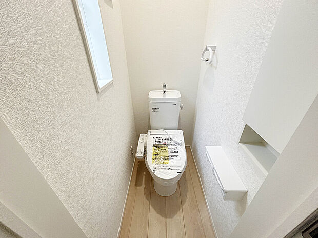 【【施工例:Toilet】】各階にトイレがあるので、朝慌ただしい時間帯に混む心配が減ります。わざわざトイレのために階段を昇り降りをせずに済みます。