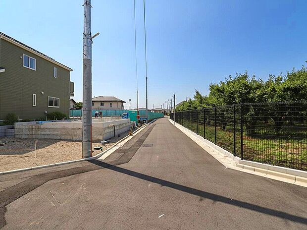 【【前面道路】】全室収納スペースを設けた住まい!各居室の衣類や荷物をすっきり整理でき、住空間を有効活用できます。収納力にこだわった、暮らしやすさを実感できる住まい