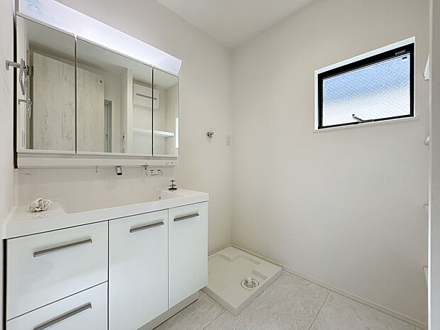 【【建物プラン例:Wash Room】】機能美とデザイン性を両立させた3面鏡付の洗面化粧台。視覚的に広がり感を持たせるだけでなく、機能的にも優れています。