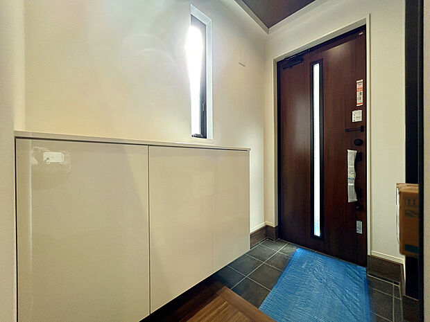 【【建物プラン例：Entrance】】郵便物やカギの一時置き場としても利用可能なシューズボックスが備わった玄関なら靴や小物もすっきり収納、いつでもお客様を迎えられる玄関先が叶います。