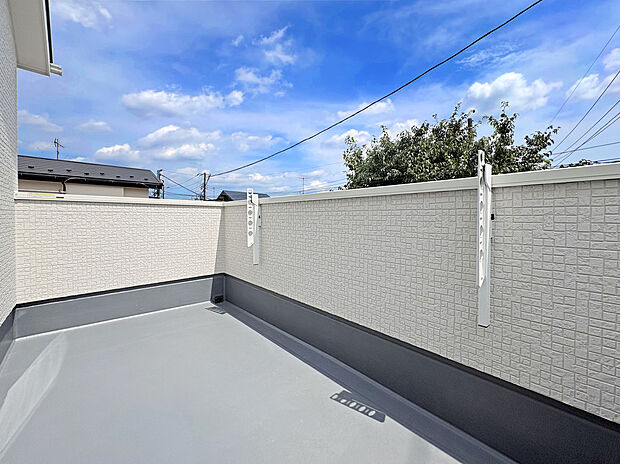 【【Wide Balcony】】通常のバルコニーよりも広さがあるので、洗濯物を多く干せるだけでなく、ガーデニングや日光浴なども楽しむことが出来ます!