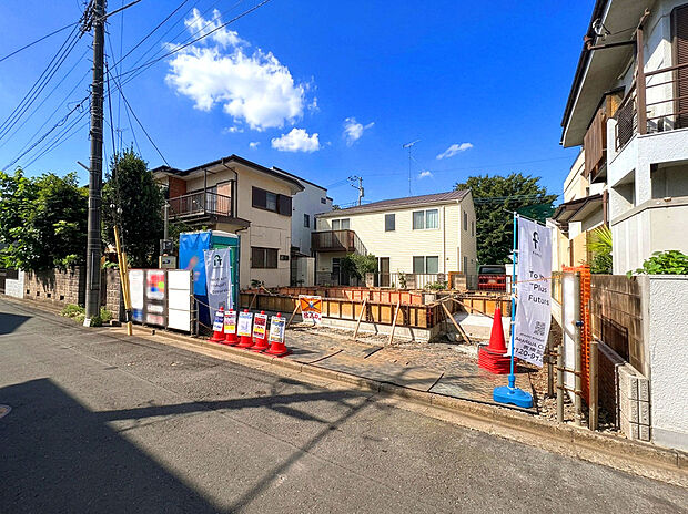 【【外観:9月中旬撮影】】都市型の利便性と落ち着いた住環境が両立した「西恋ヶ窪4丁目」。高い住宅性能と充実した設備、デザイン性の高い室内空間、収納の豊富さなど日々の暮らしを快適にする工夫が詰まった邸宅。
