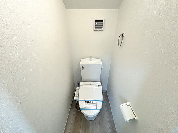 【【施工例:Toilet】】2カ所に設置されているので、朝の慌ただしい時間帯など、混み合うことなく安心してご利用になれます。