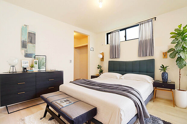 【【施工例:Room】】ウォークインクローゼットやパントリーなどの収納設備のある住まい。衣類や日用品、食品のストックまで用途に合わせてすっきり整理でき、居住空間を広々と保てます。