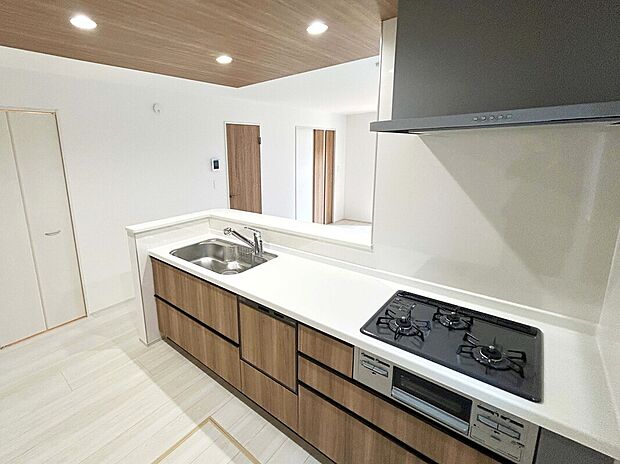 【【建物プラン例:Kitchen】】食洗機付きカウンターキッチン。カウンター越しに家族と作業しながらの会話が可能なので、火元にお子様が近づくことなく安心して作業が出来ます。また、食洗機で作業時間の短縮が叶います。