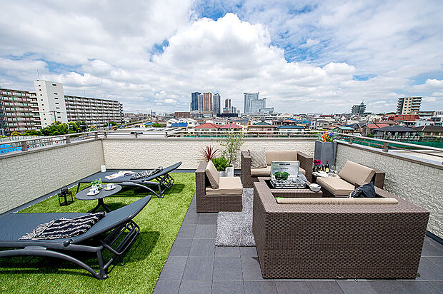 【【青空リビング】】青空のもと、おひさまを照明にチェアーでのんびり読書などおうちでリゾート気分を味わえます。 ベランダにはないパノラマの広い見晴らし、満天の夜空があなたのものに。/弊社施工例