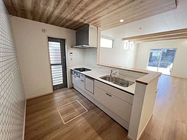 【キッチン】アクセントクロスと木目調の下がり天井がポイントのシステムキッチン　お料理が楽しくなりますね