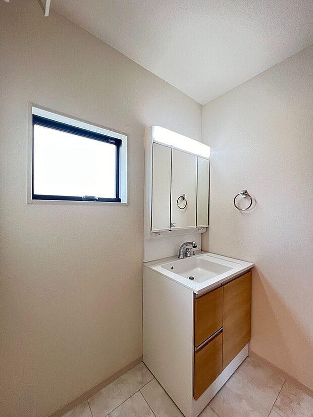 【1号棟 洗面化粧台】三面鏡付き洗面化粧台