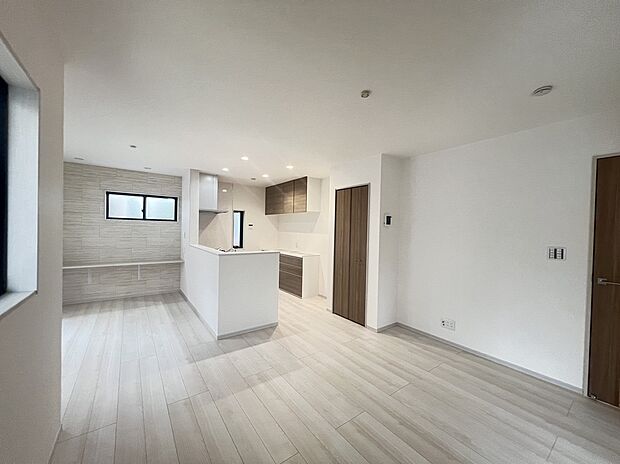 【リビングダイニング】LDK15.7帖の明るく開放的な空間です