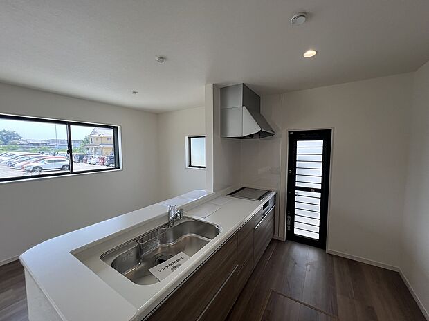 【4号棟キッチン】対面式システムキッチン