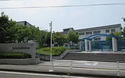 真美ヶ丘西小学校 300ｍ