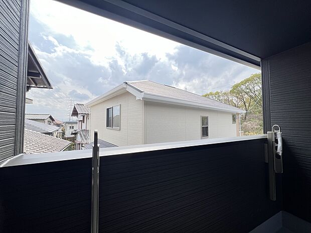 【バルコニー】インナーバルコニーで雨の日も安心